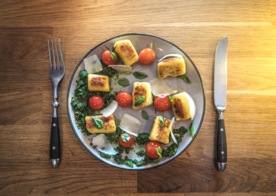 Gnocchi au pesto et tomates confites